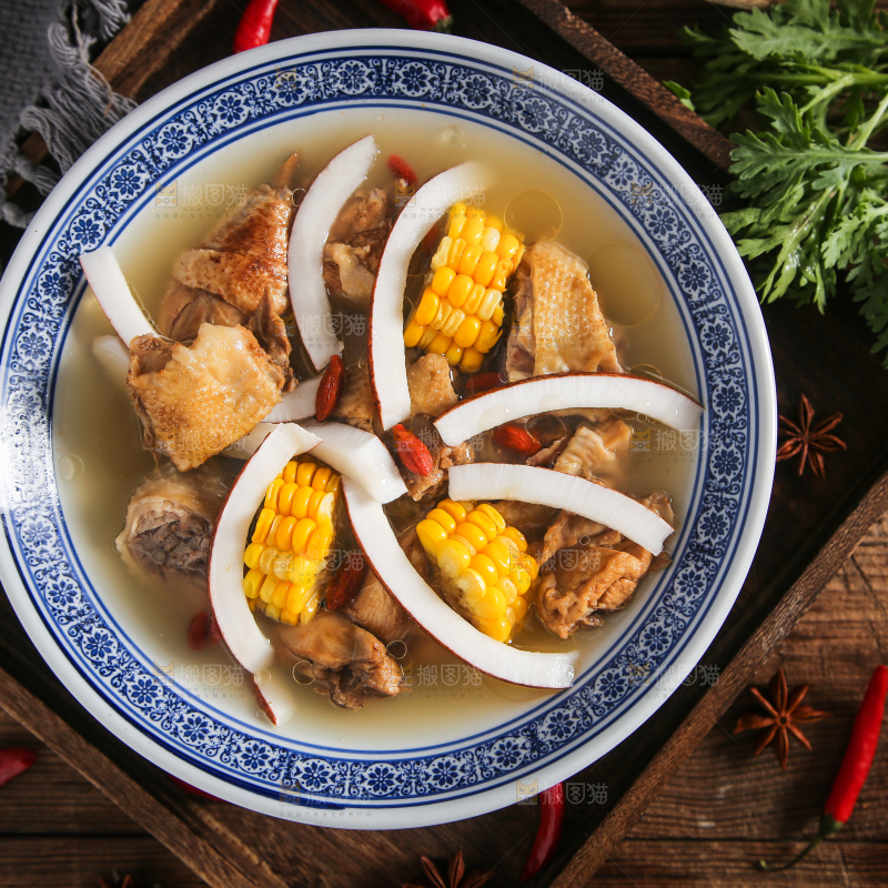 碗里装着清炖鸡