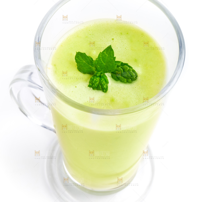 浅底上放着一杯牛油果果汁