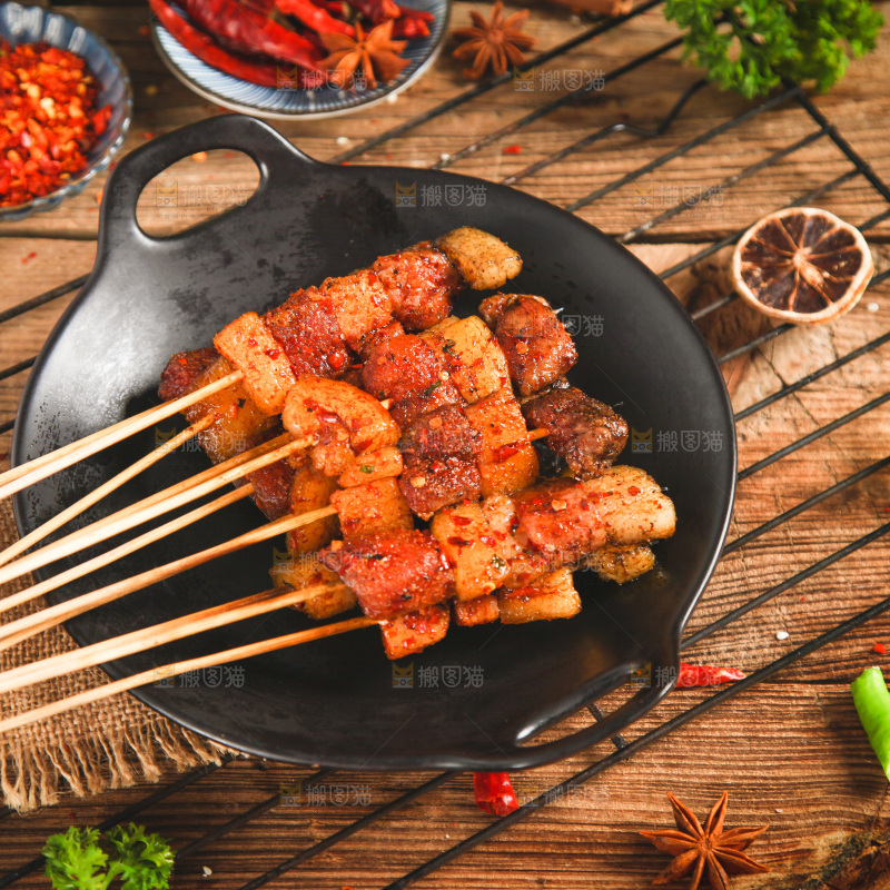 木底上放着一锅肉串