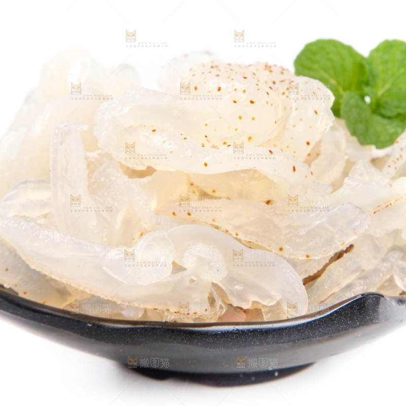 碗里装着海蜇丝
