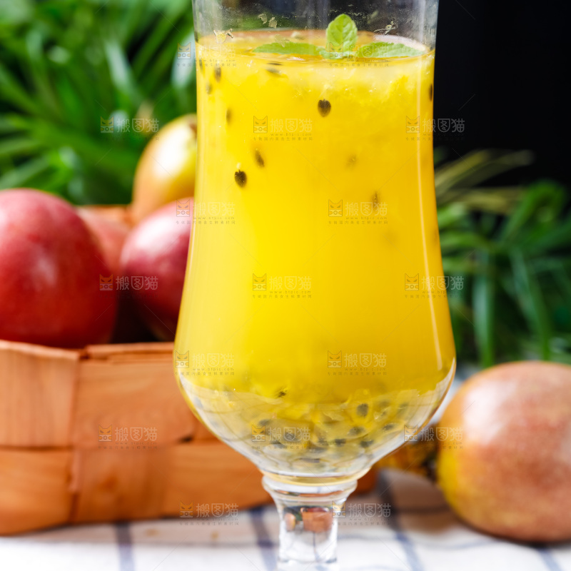 格子布上放着一杯百香果汁
