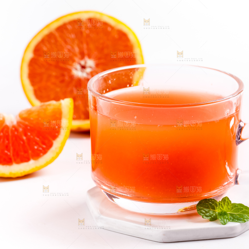 杯子里装着橙子汁