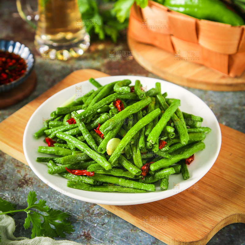 盘子里的豇豆炒辣椒