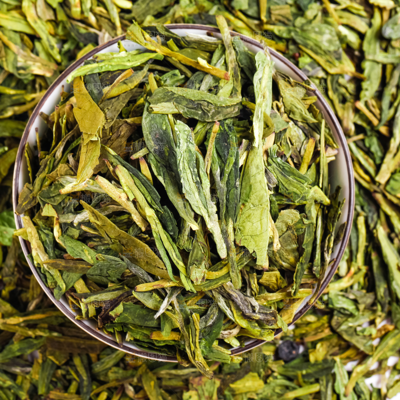 白底上的干茶叶