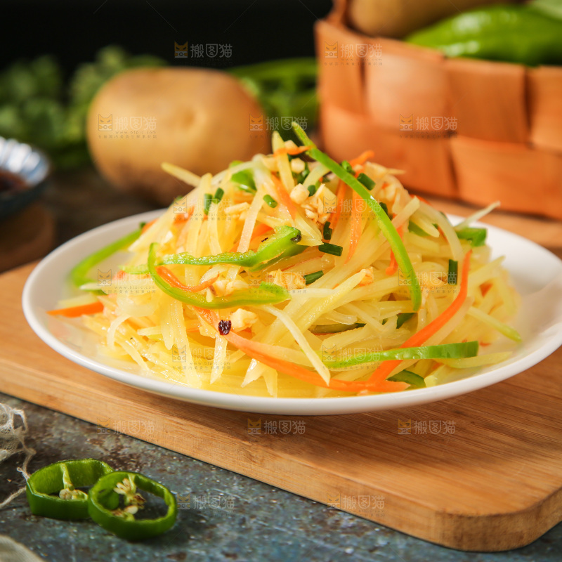 盘子里装着炒土豆丝
