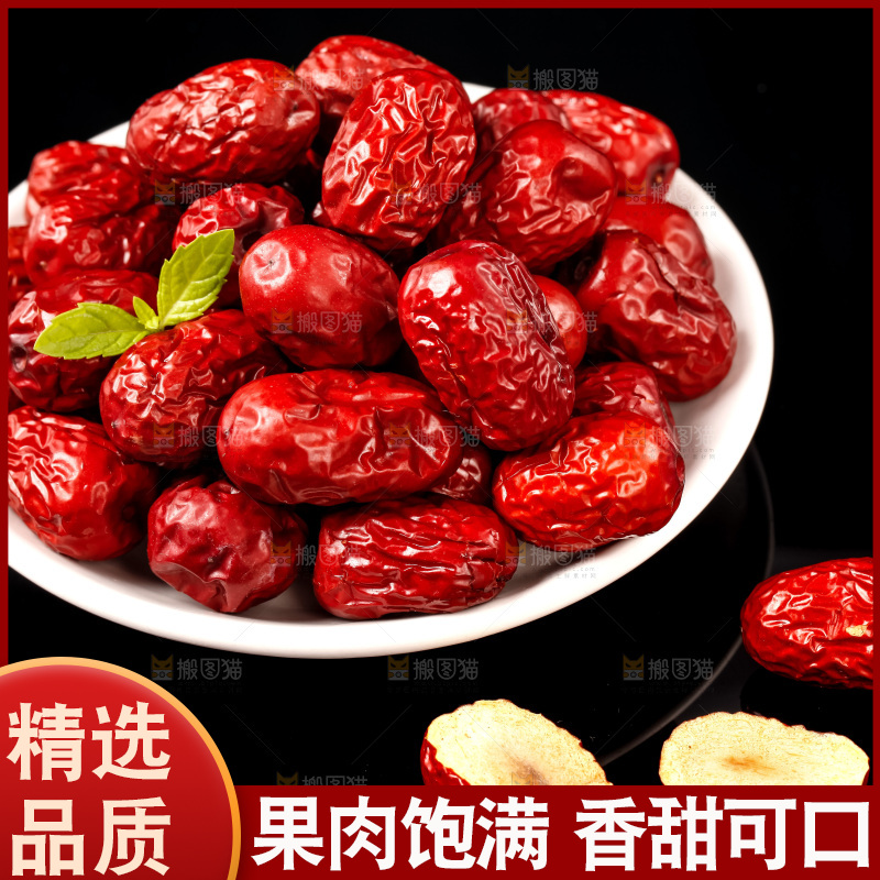 黑底上放着一盘新疆红枣