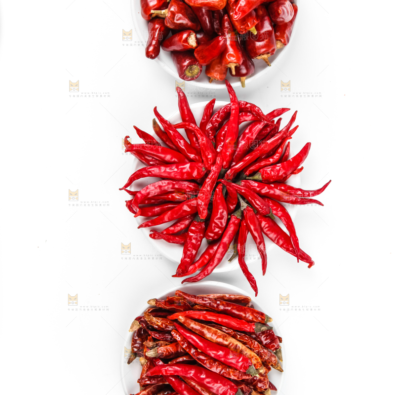 白底上放着香料组合