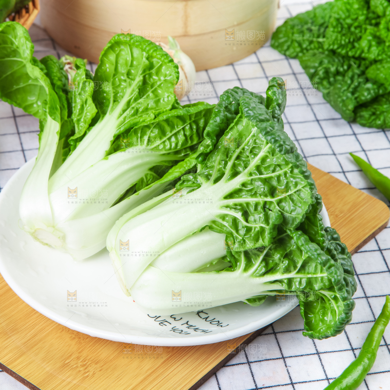 木板上的奶油白菜