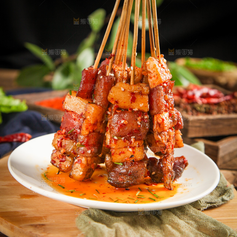 一盘肉串放在木底上