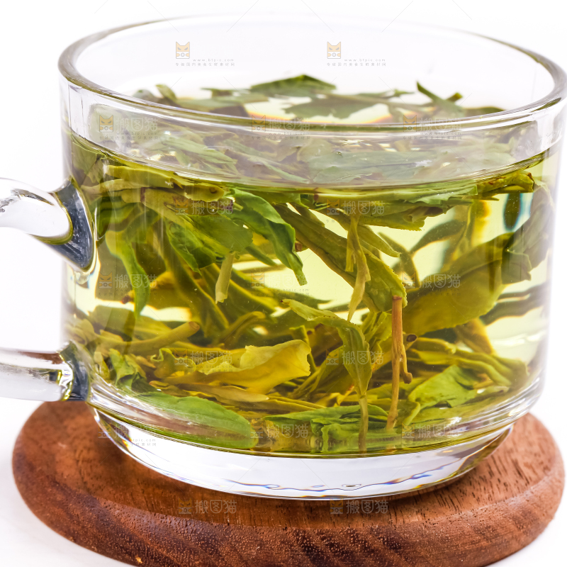 杯子里泡着龙井茶