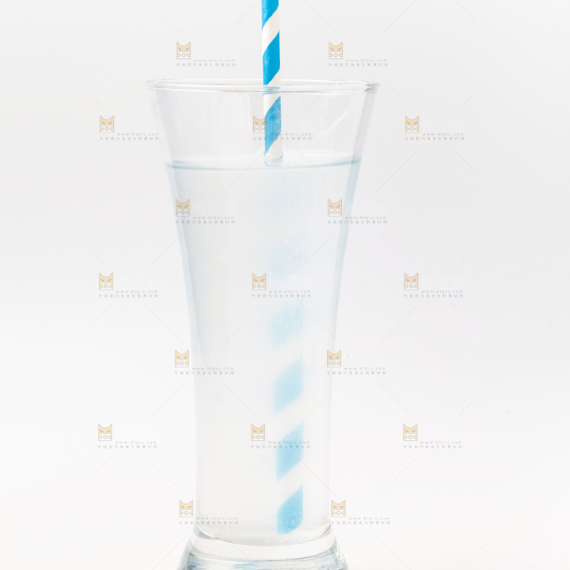 杯子里装着椰子汁