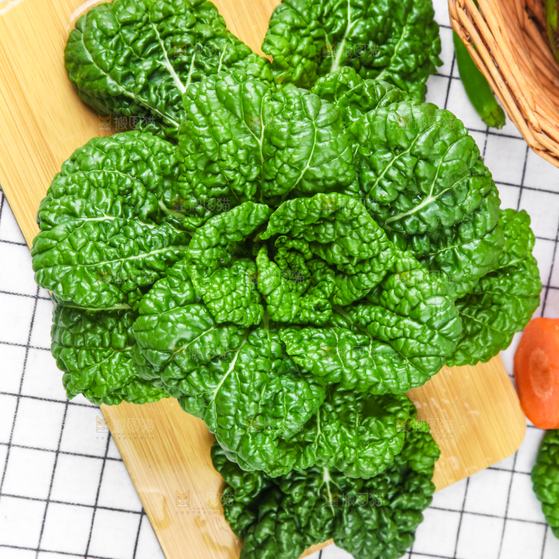 木板上的奶油白菜