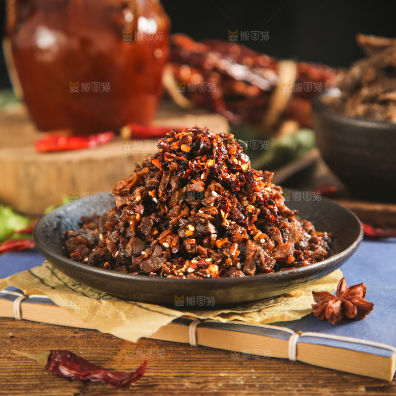 盘子里装着香辣萝卜丁