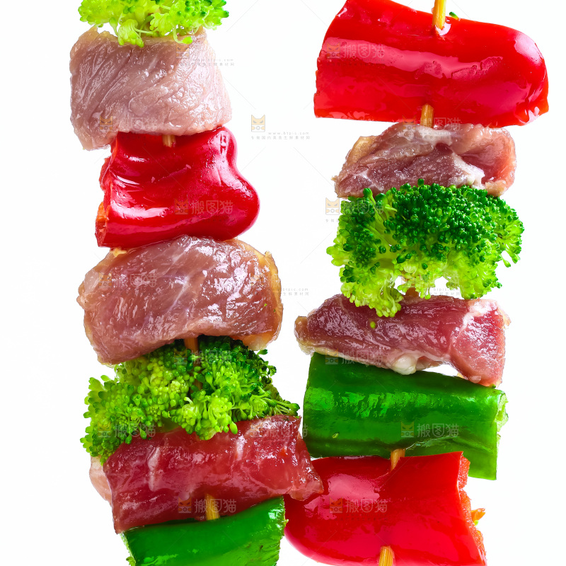 白底上的肉串