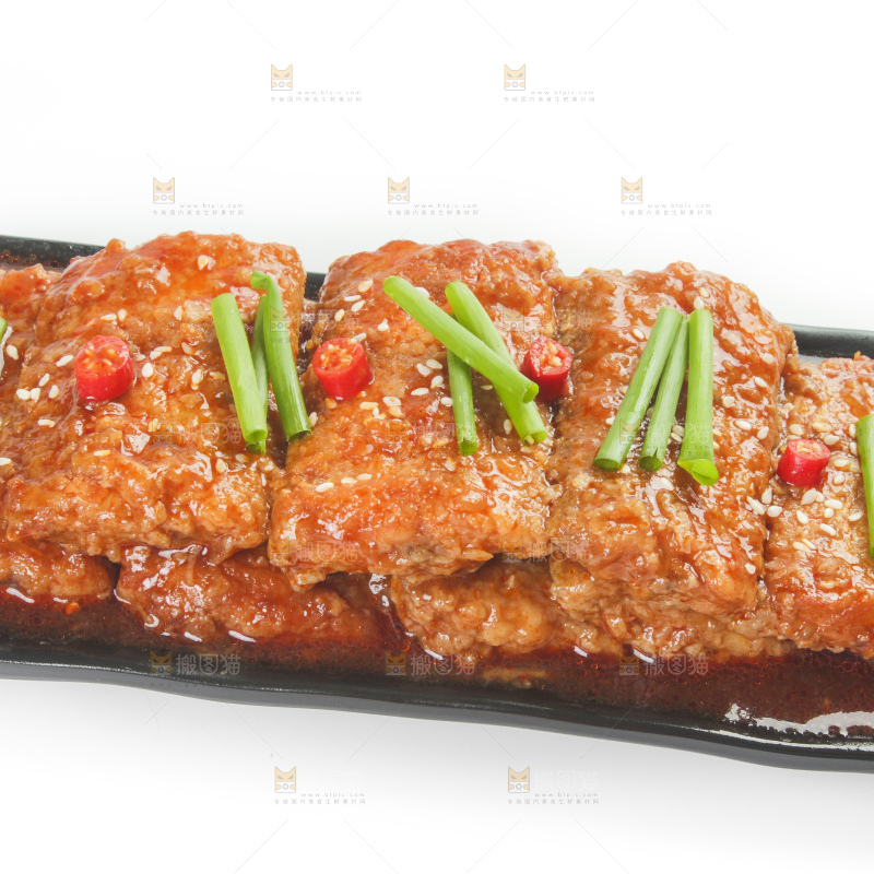 盘子里装着香煎带鱼
