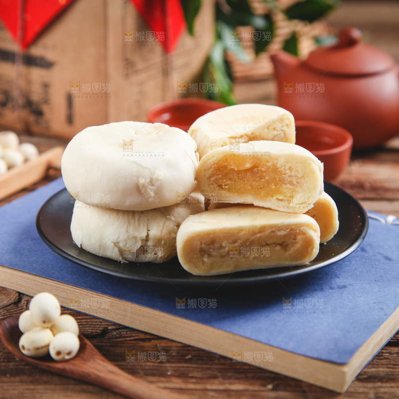 浅底上放着一盘榴莲饼