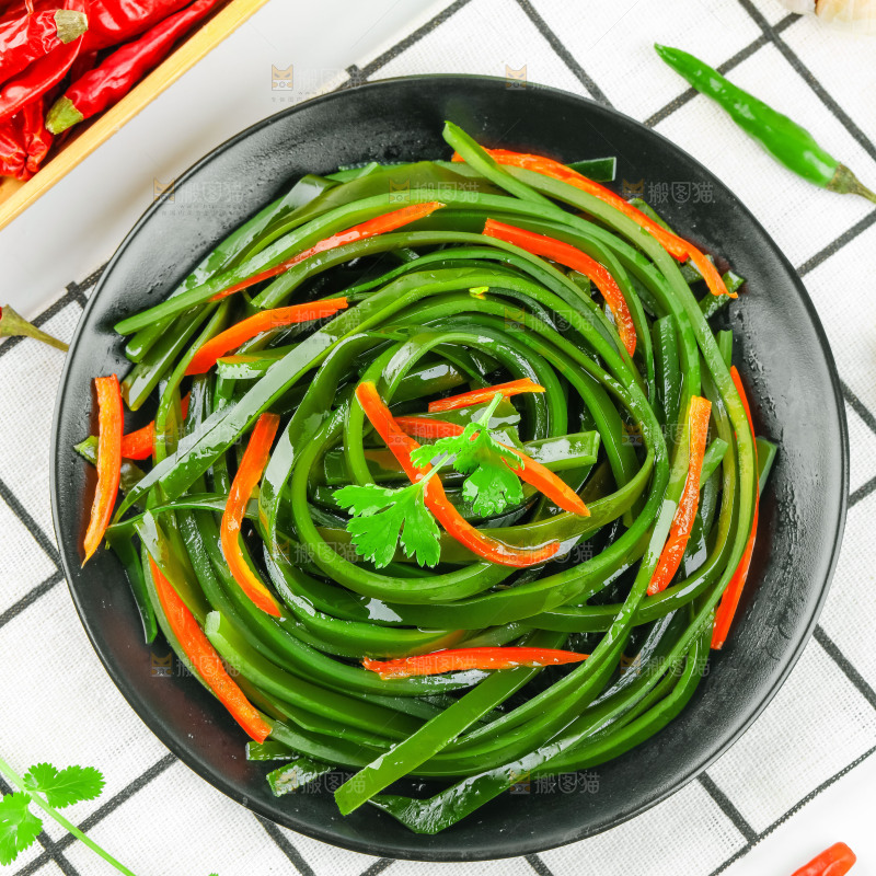 盘子里的凉拌海带丝
