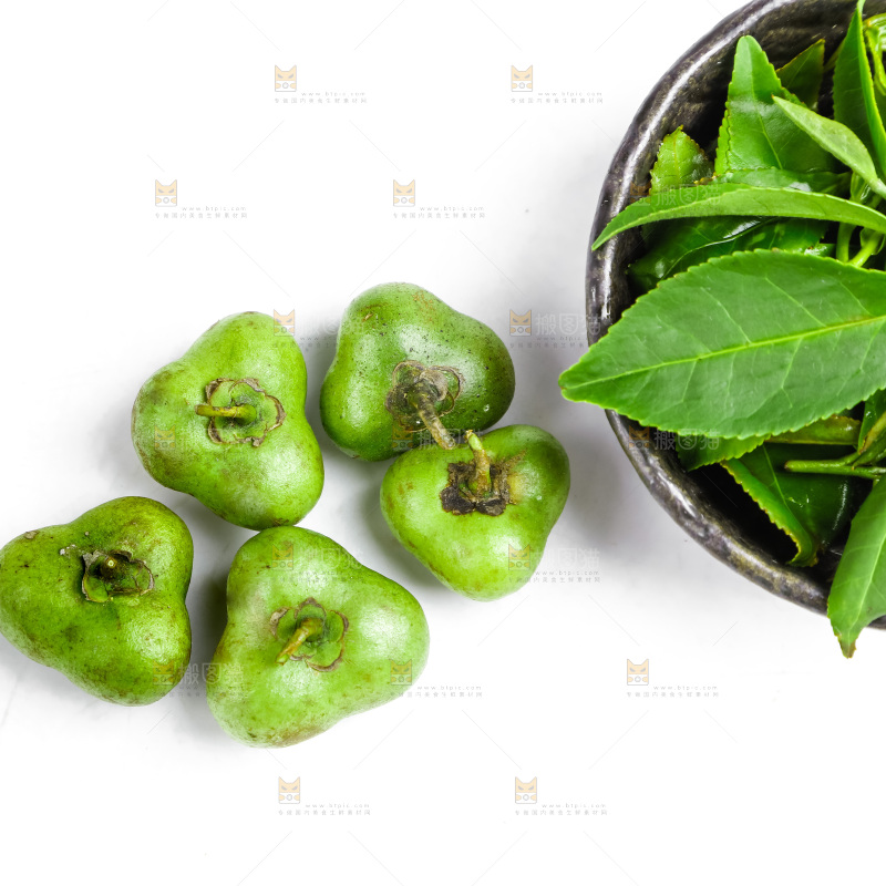 白底上摆放着茶叶子