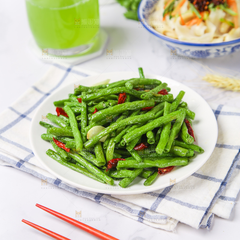 盘子里的豇豆炒辣椒