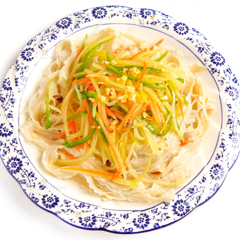 盘子里装着土豆丝炒辣椒