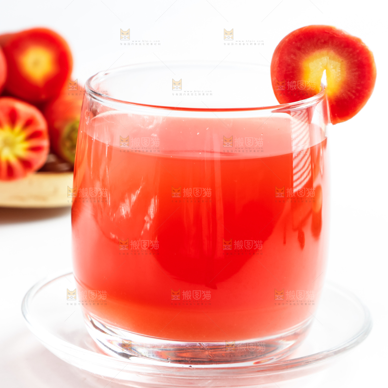 杯子里装着胡萝卜汁