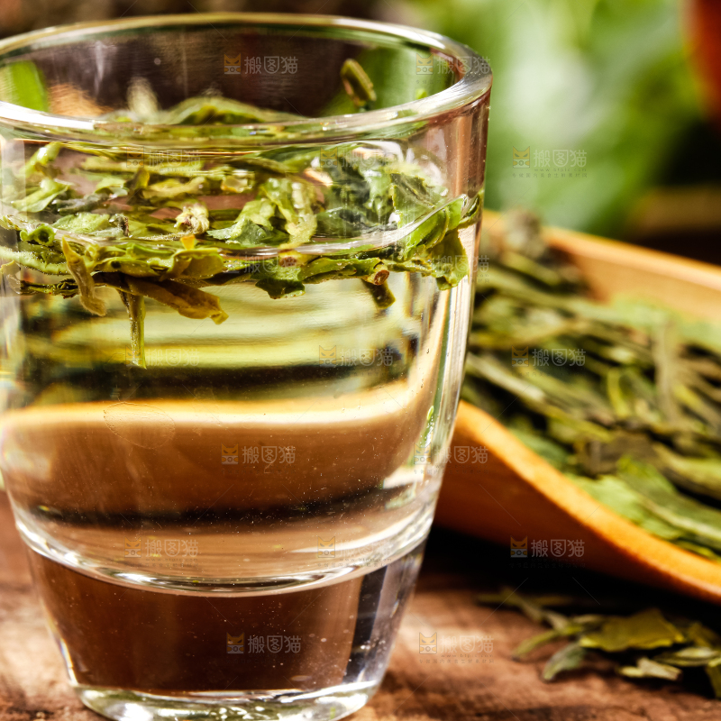 杯子里泡着龙井茶