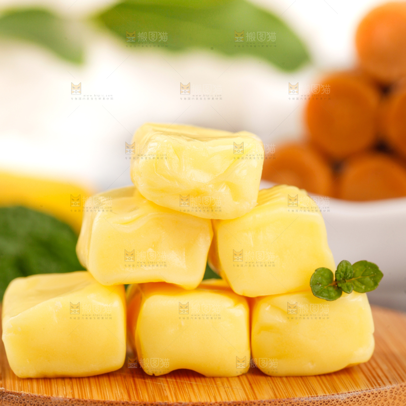 木板上放着榴莲味糖果