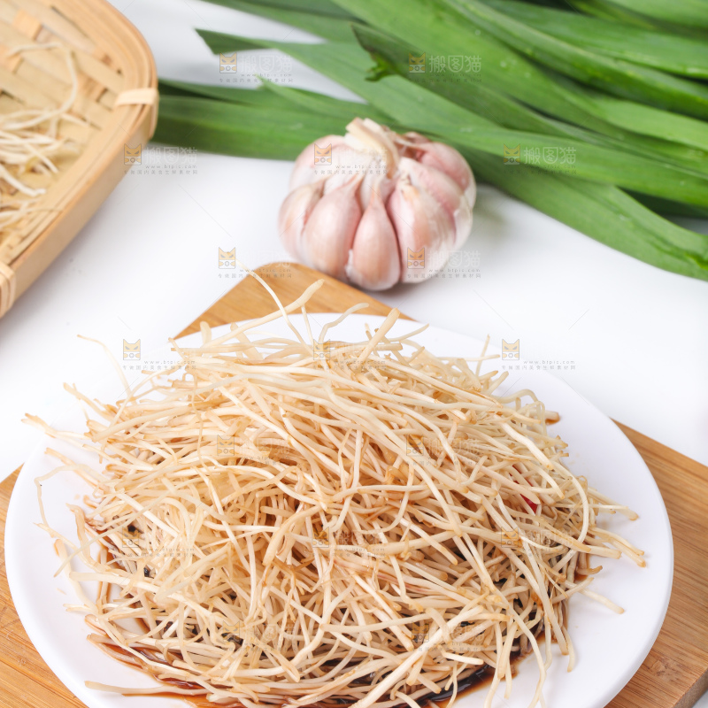 盘子里的凉拌大蒜须