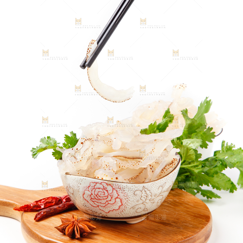 碗里装着海蜇丝