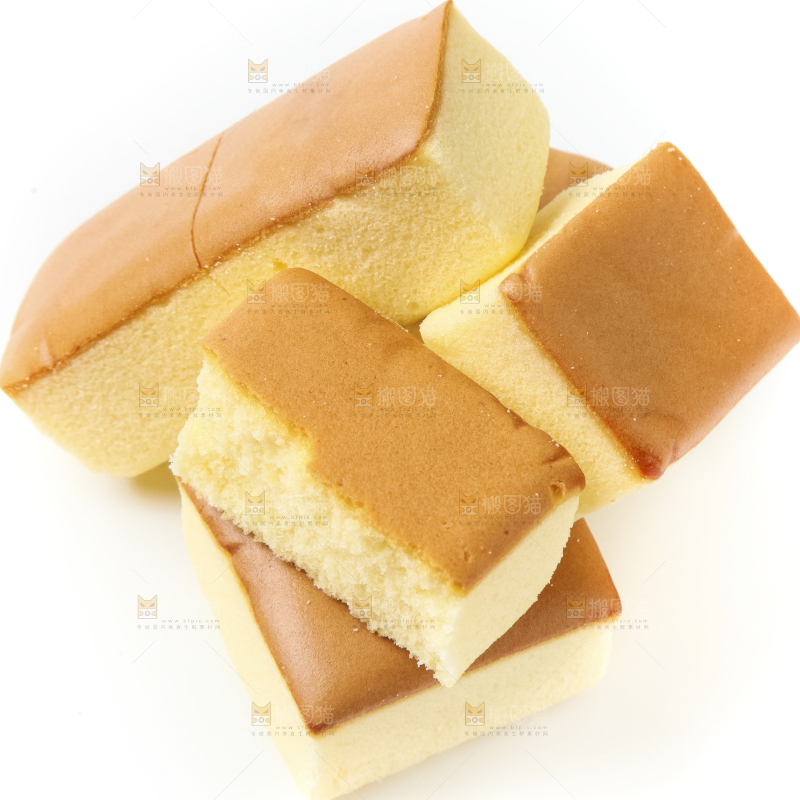 白底上放着小蛋糕