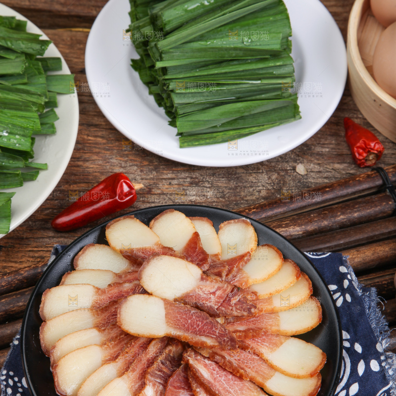 盘子里装着腊肉