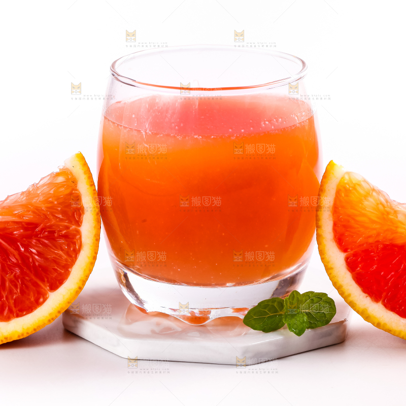 杯子里装着橙子汁