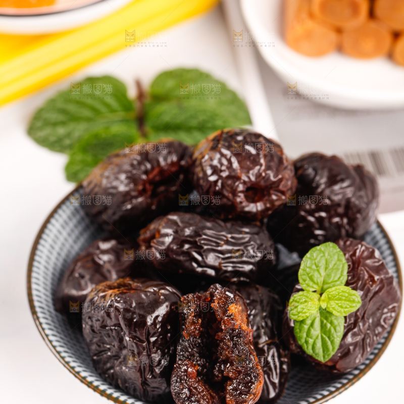 碗里装着红蜜枣