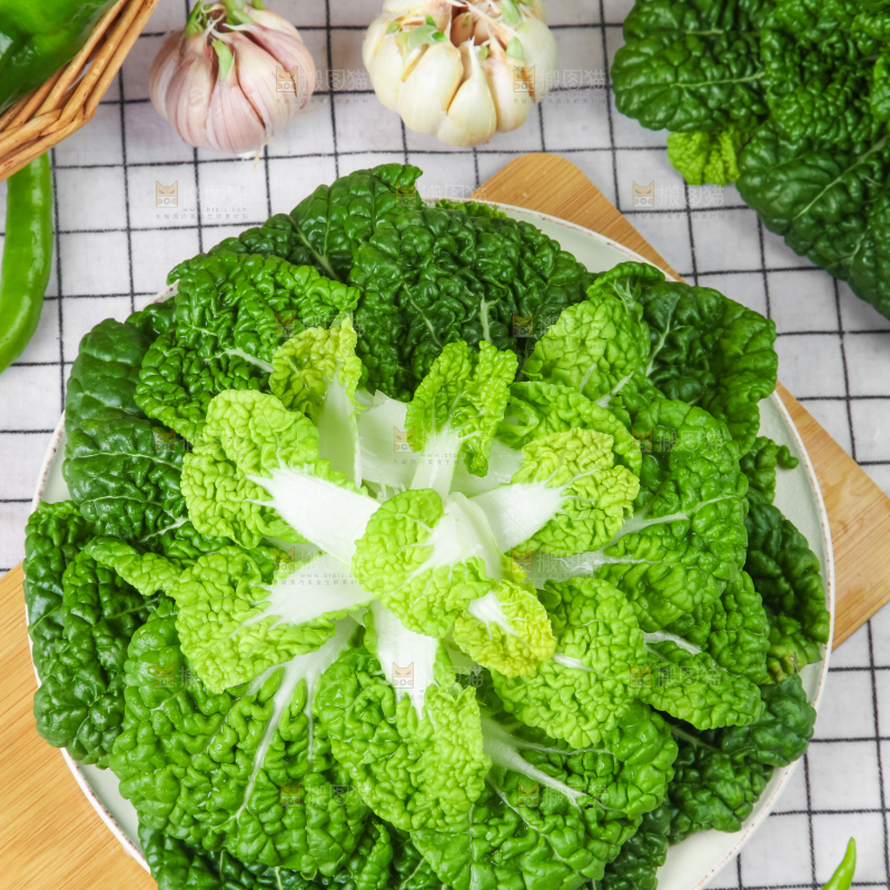 木板上的奶油白菜
