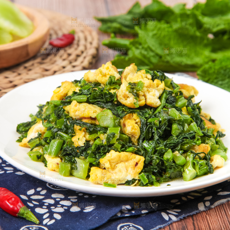 盘子里装着腊菜炒鸡蛋