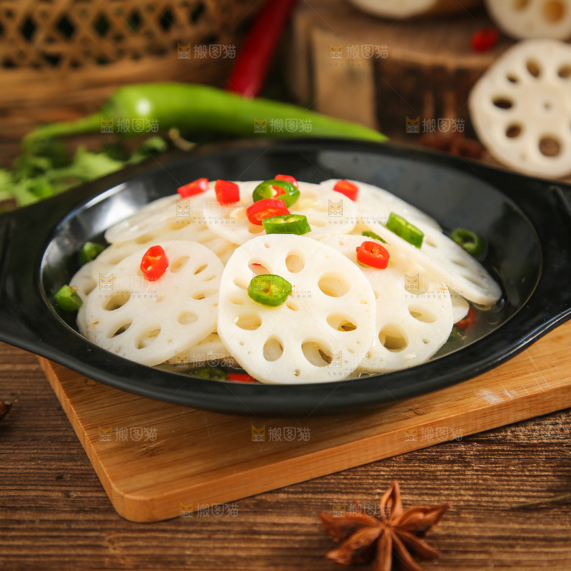 碟子里装着炒藕片