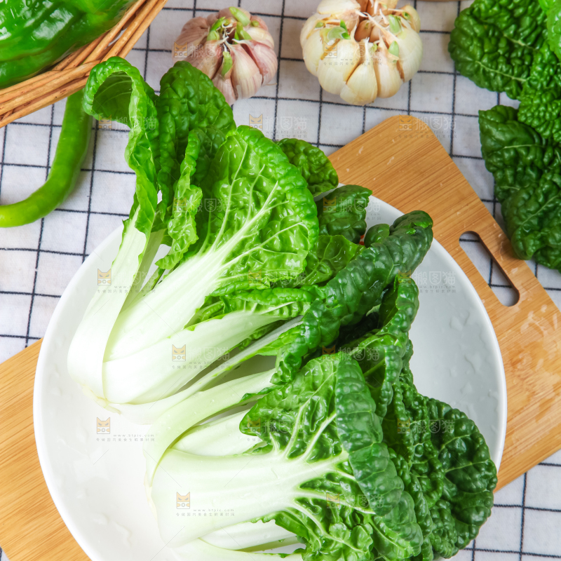 木板上的奶油白菜