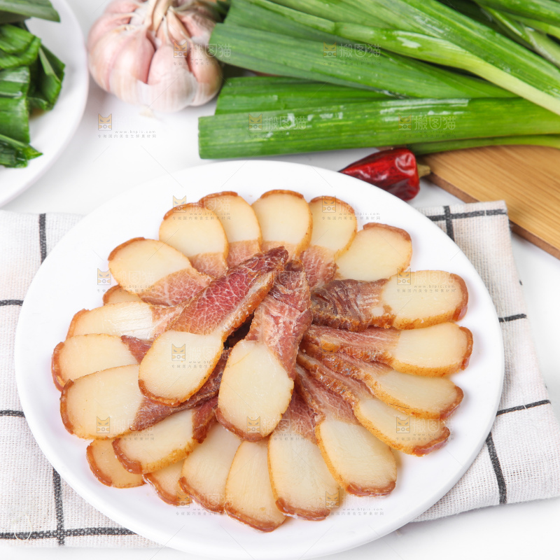 盘子里装着腊肉