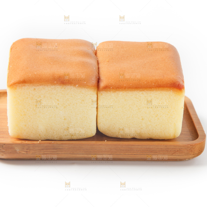 白底上放着小蛋糕