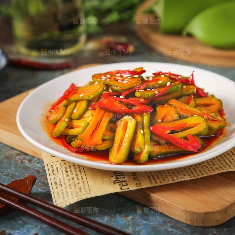 盘子里装着炒刀豆