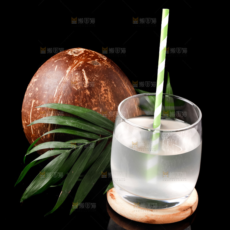 杯子里装着椰子汁