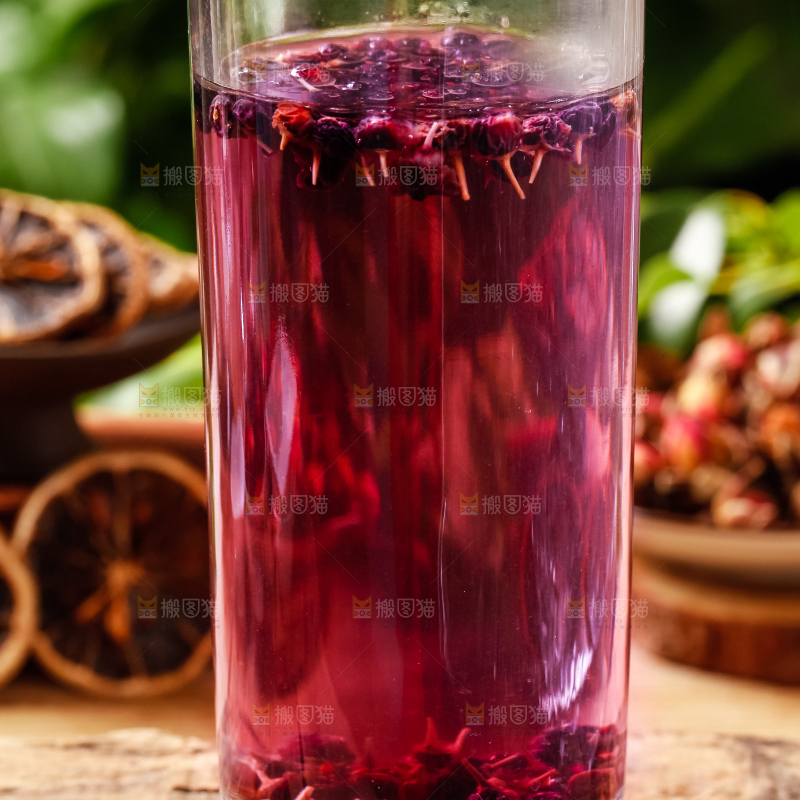 杯子里装着黑枸杞茶