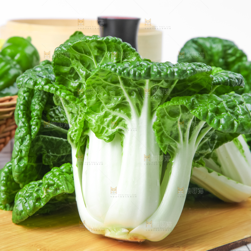 木板上的奶油白菜