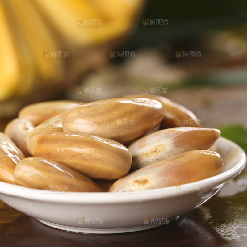 碗里装着菠萝蜜籽