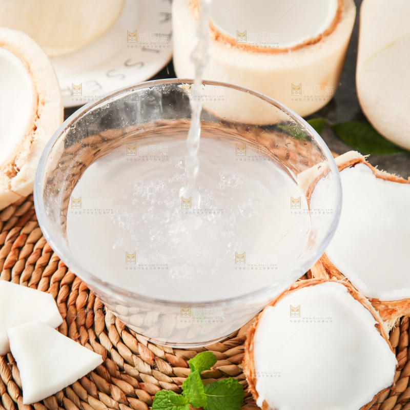 杯子里装着椰子汁