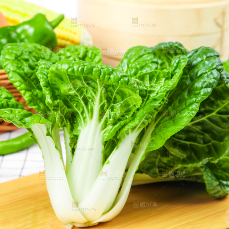 木板上的奶油白菜