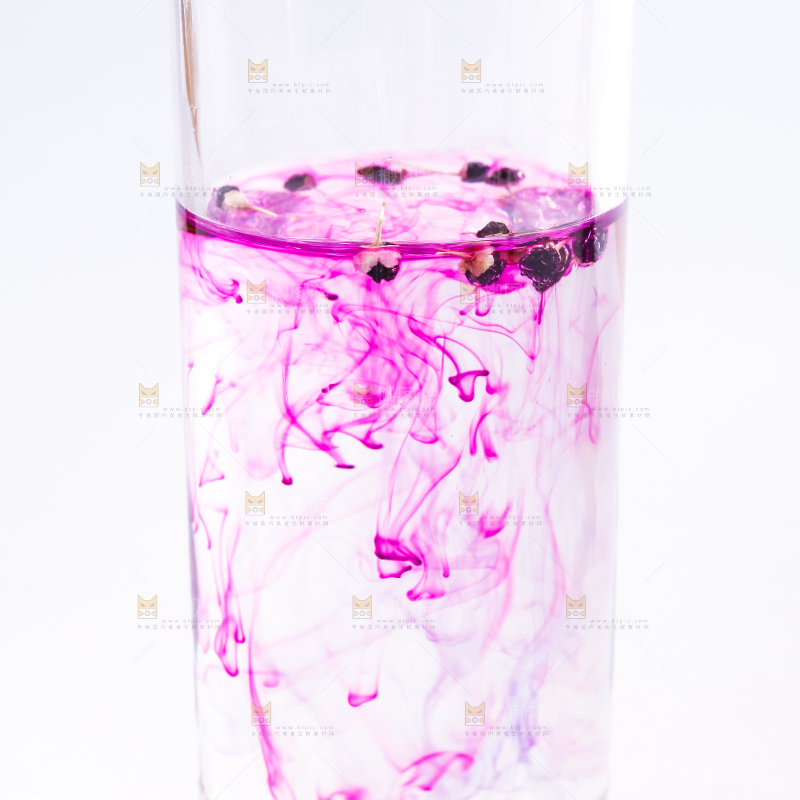 杯子里装着黑枸杞茶