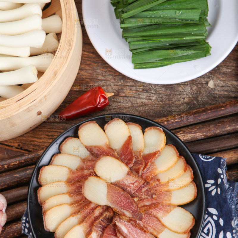 盘子里装着腊肉