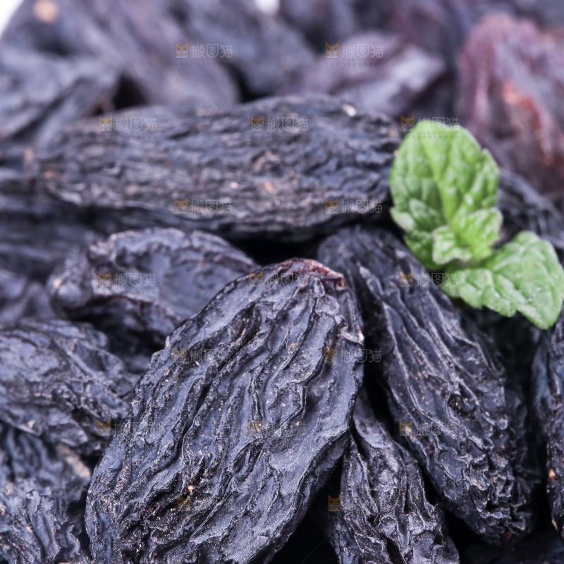 白底上的新疆葡萄干