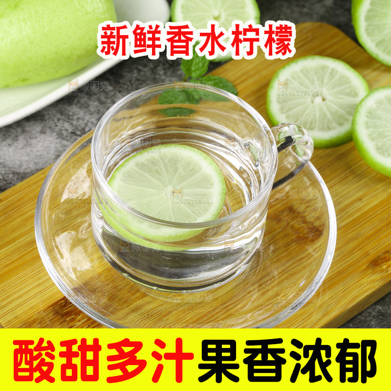 杯子里泡着柠檬片